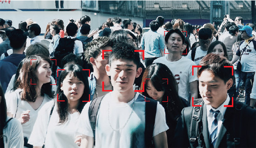 Detekce lidské tváře IP kamerou v davu lidí